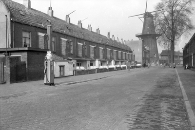 52445 Gezicht op de voorgevels van de huizen Hopakker 15 (links op de voorgrond)-lager te Utrecht met rechts van het ...